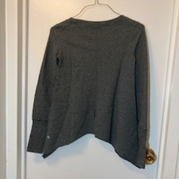 LULULEMON grey long sleeve top shark bite sides - size 0 - Picture 2 of 3